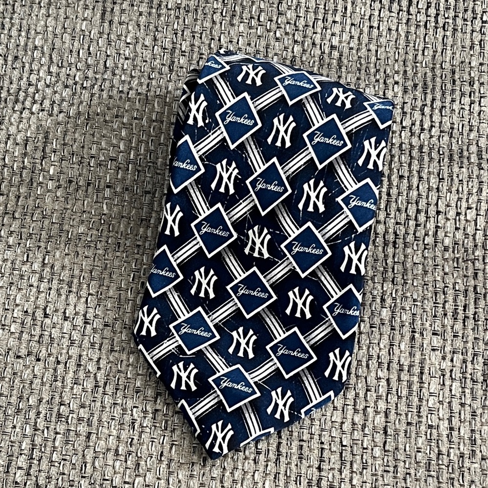 New York Yankees Patterned Tie Major League Baseball Eagles Wings 100% Silk Mens